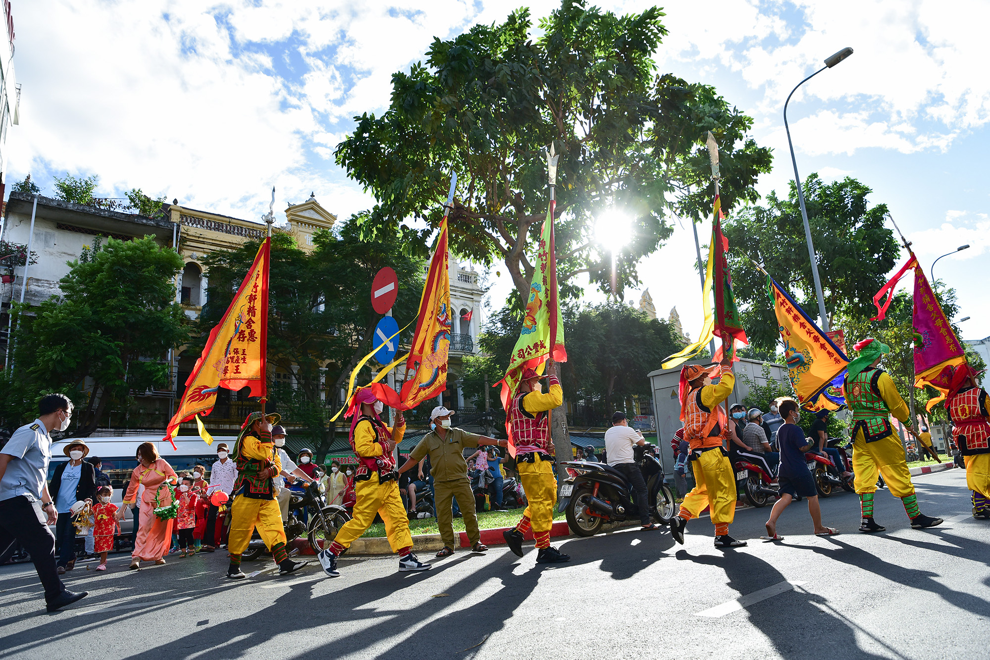 Từ 16h30 chiều, 800 diễn viên tham gia diễu hành trong trang phục, đạo cụ tái hiện văn hoá của cộng đồng người Hoa khu vực Chợ Lớn tập trung ở đường Hải Thượng Lãn Ông chuẩn bị diễu hành.