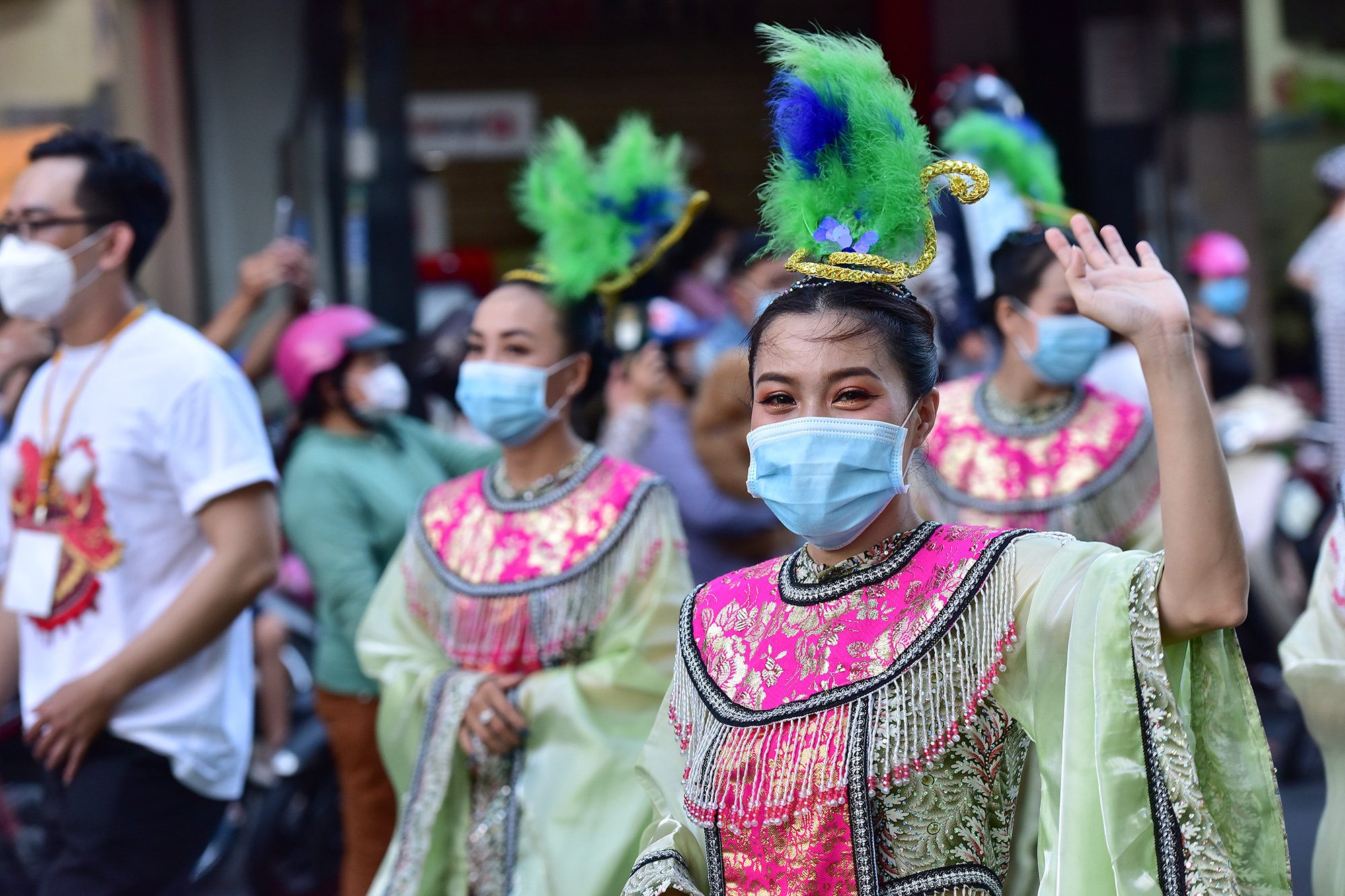 Các đoàn diễn viên hoá trang thành Thần Tài, các vị tướng, binh lính, Tiên nữ, Bát Tiên, các ông Phúc – Lộc – Thọ, thầy trò Đường Tăng, đoàn lân sư rồng… di chuyển qua các tuyến đường Hải Thượng Lãn Ông – Châu Văn Liêm – Lão Tử - Lương Nhữ Học – Nguyễn Trãi – Trần Xuân Hoà – Trung tâm Văn hoá quận 5.