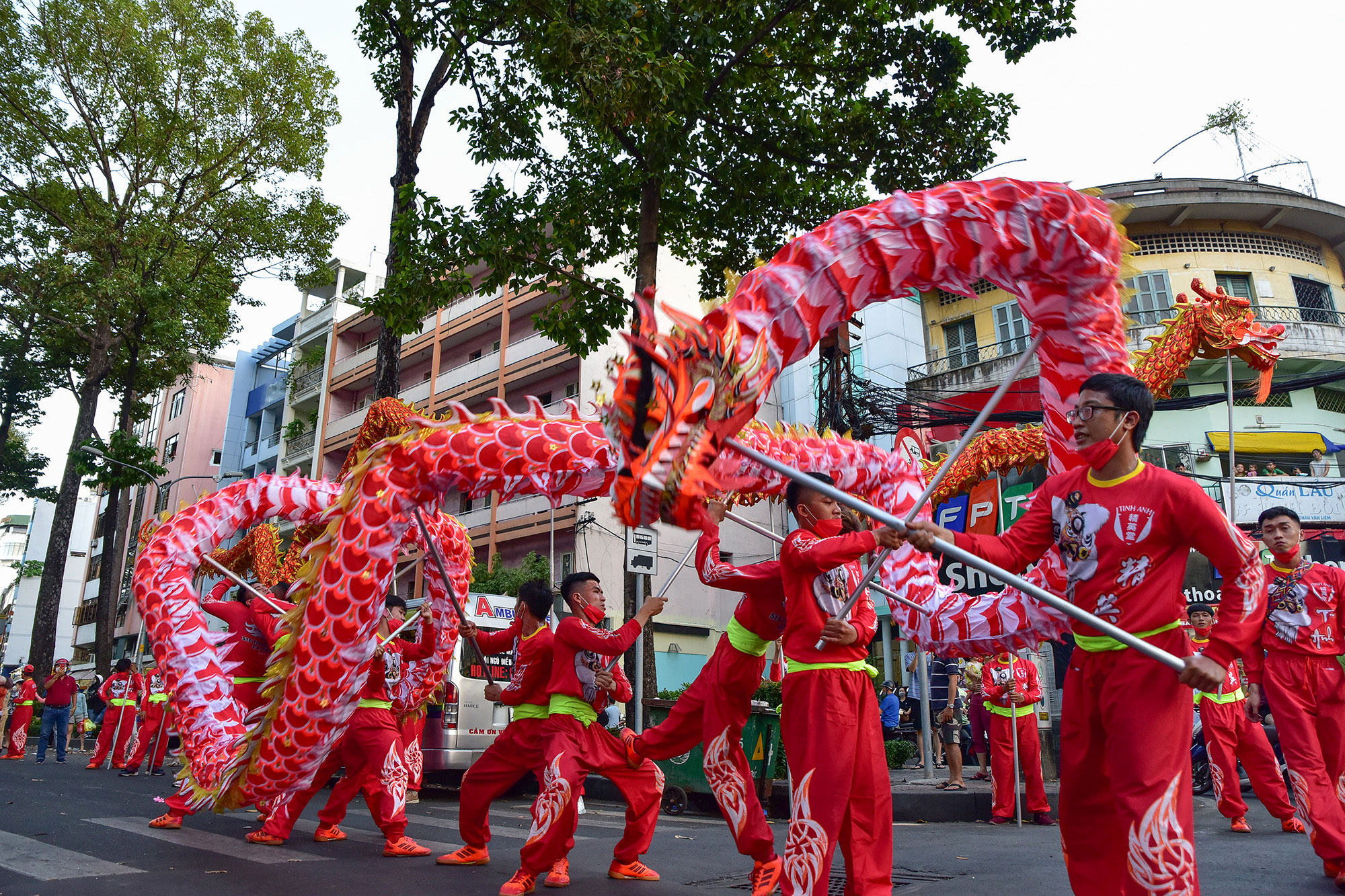 Đoàn lân sư rồng khuấy động không khí Tết bằng những màn múa điêu luyện. Tại mỗi đoạn, ngã ba, ngã tư đoàn mua đều dừng lại biểu diễn khoảng 2-4 phút cho người dân hai bên đường xem.