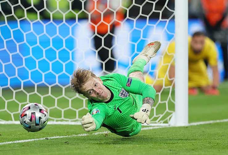 Pickford từng góp công lớn giúp ĐT Anh vào bán kết World Cup 2018 và chung kết EURO 2020