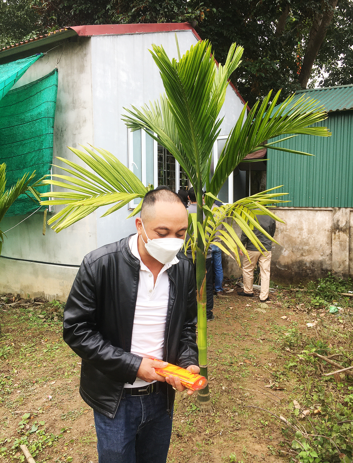 Một du khách vừa mua 5 túi ấn tài lộc, đi ra cho biết, mua "chui" như thế này không hay nhưng do ở xa, muốn có ấn tài lộc, trấn trạch… nên đành phải mua sau đền.