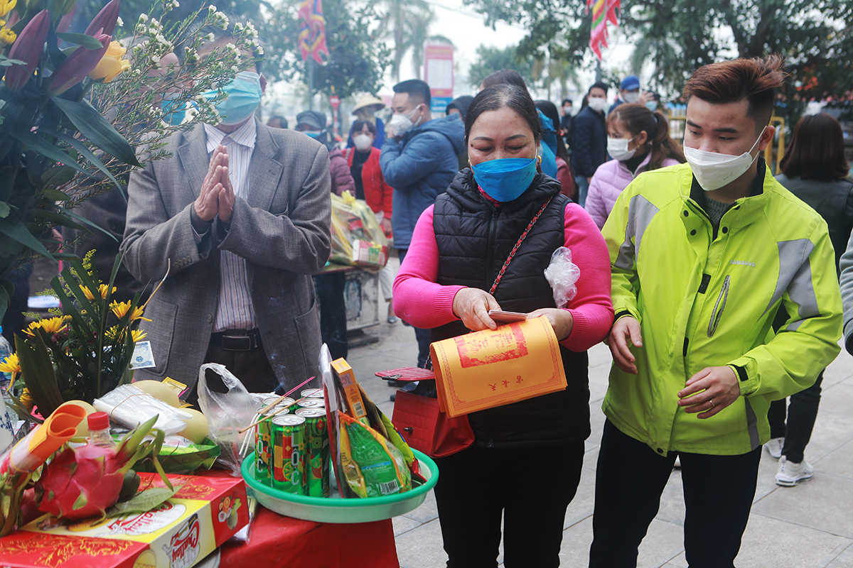 Du khách không chỉ có 1-2 ấn mà hàng tệp.