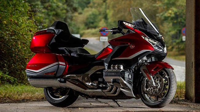 6. Honda Goldwing (chiều cao yên ngồi: 745 mm)
