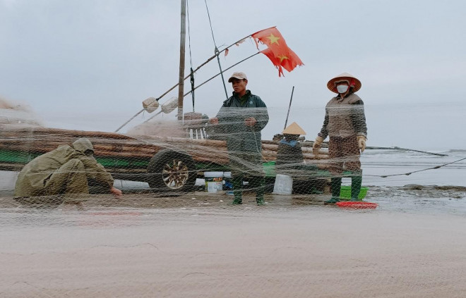 Với ngư dân ven biển, ra khơi những ngày đầu năm không chỉ đem lại kinh tế mà họ còn cầu mong cho một năm mưa thuận gió hòa, tôm cá đầy khoang.