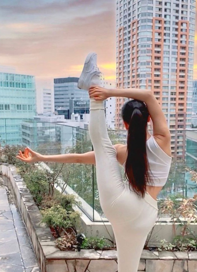 Trong quá trình tập yoga, để tránh tối đa hớ hênh khi thực hiện các động tác uốn dẻo, phái nữ nên mặc áo bra thể thao có quai to bản, ôm trọn vòng 1 kết hợp quần có độ co giãn vừa phải, tạo cảm giác thoải mái khi vận động.
