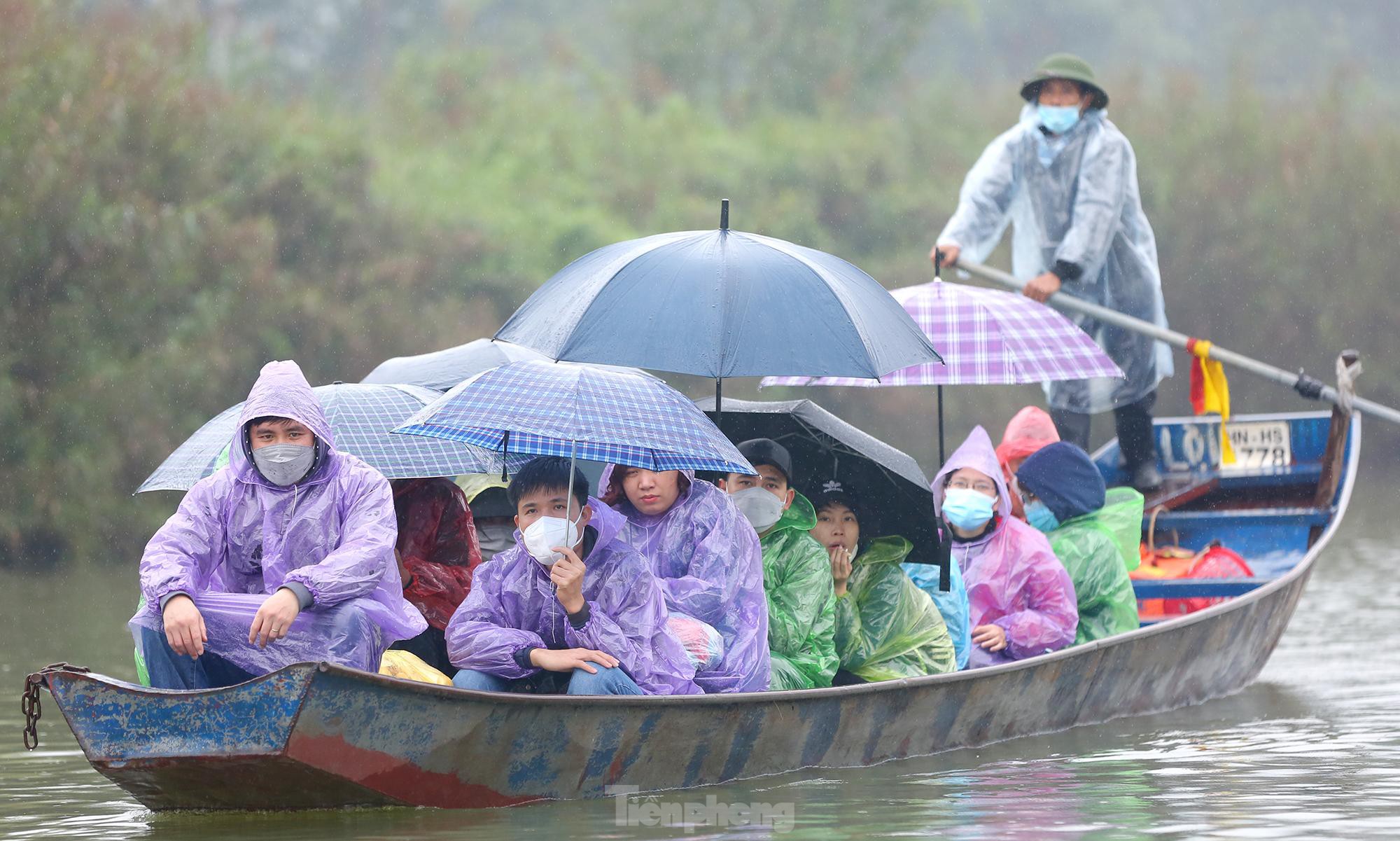 Trước đó, từ ngày 12/2, UBND huyện Mỹ Đức (Hà Nội) cho mở cửa thí điểm và đã đón khoảng 5.000 lượt du khách đến chùa Hương.