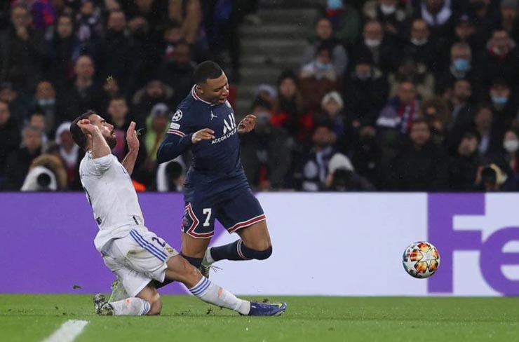 Mbappe kiếm về quả phạt đền ở phút 60, nhưng Messi bỏ lỡ