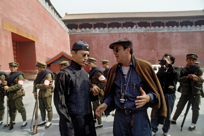 Bernardo Bertolucci (phải) và diễn viên Tôn Long khi quay phim ở Tử Cấm Thành năm 1987. 