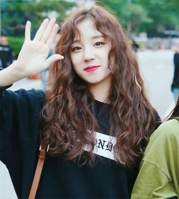 Tóc xoăn sóng nước: Top 20 kiểu đẹp trẻ trung năng động hot nhất hiện nay - 9