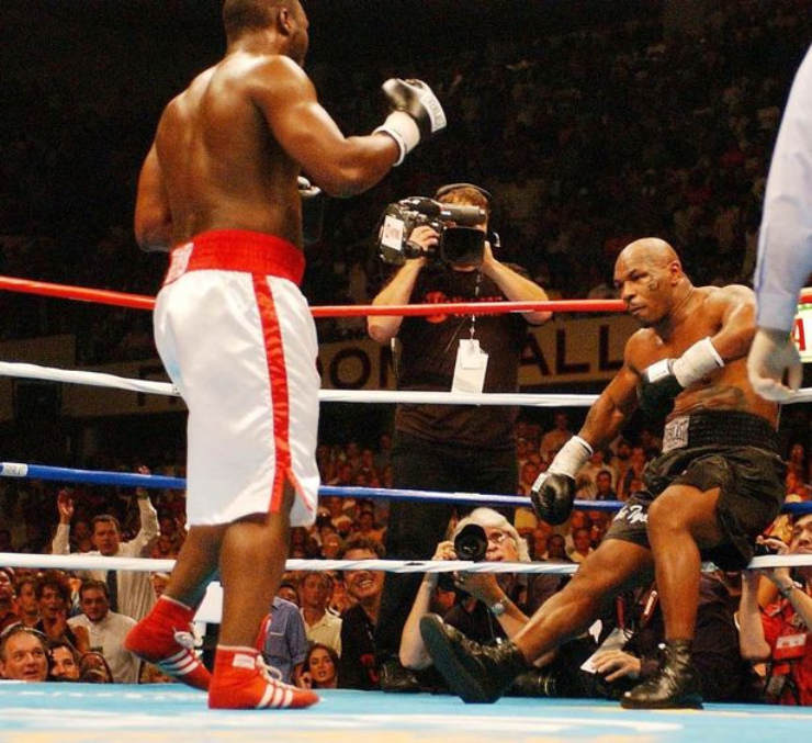Mike Tyson (phải) bị đối thủ knock-out vào năm 2004