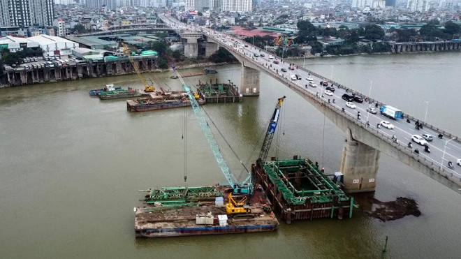 Trang thiết bị, máy móc hoạt động tấp nập tại công trường những ngày đầu năm mới Nhâm Dần.