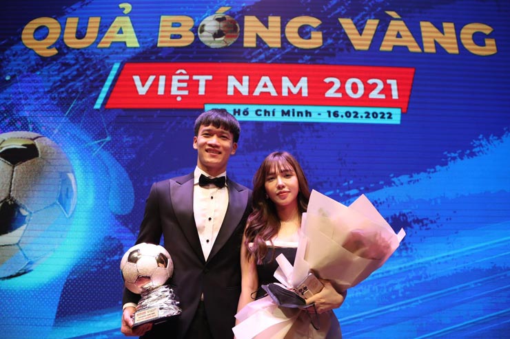 Ngôi sao&nbsp;của CLB Viettel và ĐT Việt Nam tươi cười bên giải thưởng cao quý khi chụp ảnh cùng bố mẹ và bạn gái xinh đẹp Gia Hân