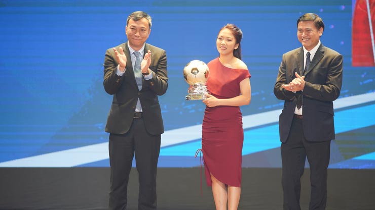 Huỳnh Như năm thứ 3 liên tiếp và lần thứ tư trong sự nghiệp nhận danh hiệu "Quả Bóng Vàng nữ Việt Nam"