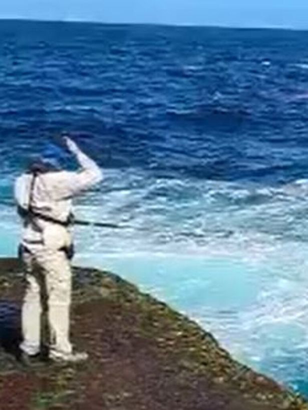 Video quay cảnh người đàn ông đứng câu cá.