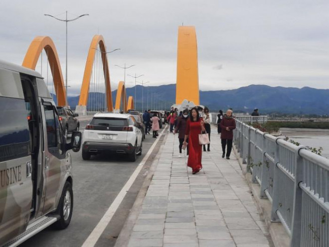 Cầu Tình Yêu đã thu hút hàng vạn lượt khách đến thăm, chụp ảnh