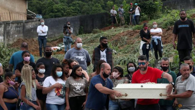 Người thân và bạn bè viếng gia đình có mẹ và hai con tử nạn do mưa lớn và sạt lở đất ở Petropolis, Brazil. Ảnh: REUTERS