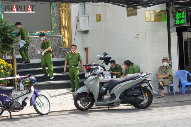 Công an nhanh chóng có mặt khám nghiệm hiện trường, điều tra làm rõ vụ án. Ảnh: NT