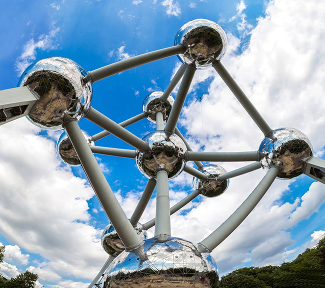 Atomium ở Brussels, Bỉ: Đây là một kiến trúc đặc biệt tượng trưng cho một sự kết hợp thông minh, táo bạo về thẩm mỹ và kỹ thuật. Sự xuất hiện của Atomium rất khác thường và đầy ấn tượng. Nó giúp nâng cao tinh thần của mọi người và khơi dậy trí tưởng tượng của họ. 
