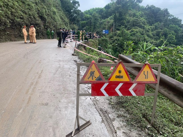 Lực lượng chức năng có mặt tại hiện trường để điều tra làm rõ nguyên nhân vụ việc.