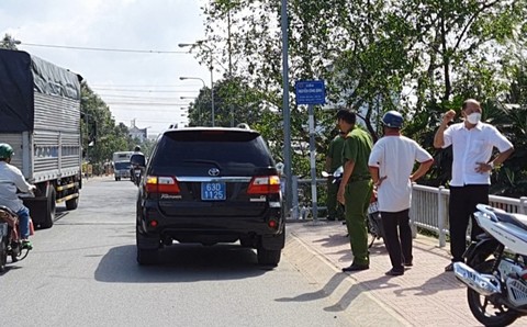 Cầm súng nước xông vào cướp ngân hàng, nghe chuông báo động liền bỏ chạy - 2