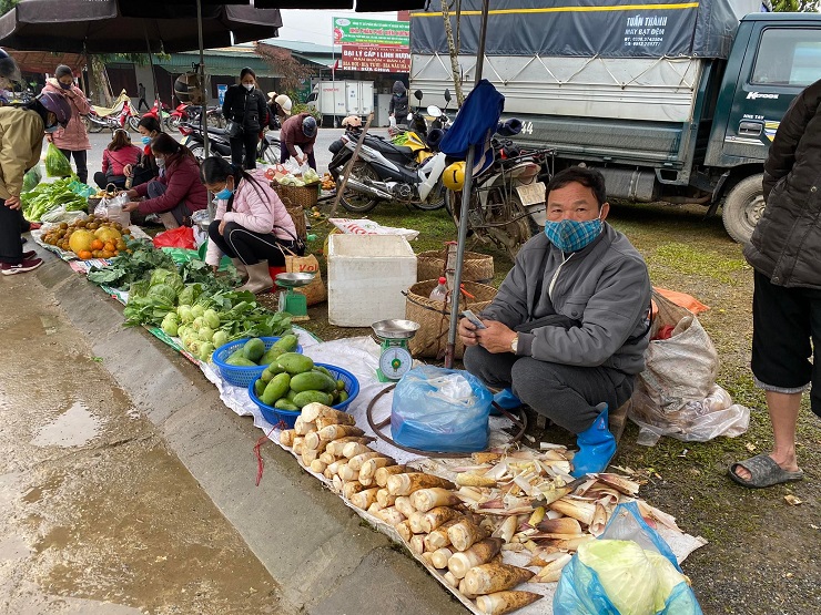 Măng vầu được bày bán ở nhiều khu chợ với giá từ 25-40 nghìn đồng/kg. (Ảnh: Hương Ly).