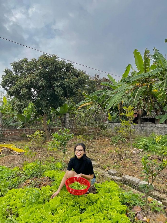 Hoa Hậu Đỗ Thị Hà từng chia sẻ hình ảnh ra vườn hái rau tại quê nhà Thanh Hóa. Xuất hiện giữa vườn rau xanh mướt, người đẹp diện áo thun đen tay lỡ làm nổi bật làn da trắng cùng chiếc quần short jeans năng động.
