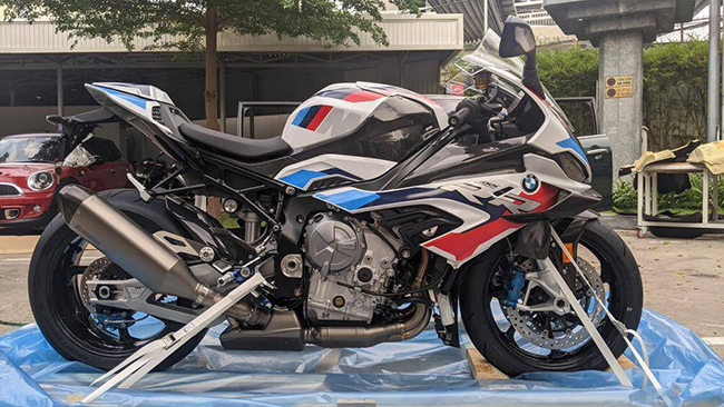 Sau một thời gian chờ đợi, chiếc BMW M 1000 RR đầu tiên đã có mặt tại Việt Nam theo diện nhập chính hãng với mức giá 1,6 tỷ đồng
