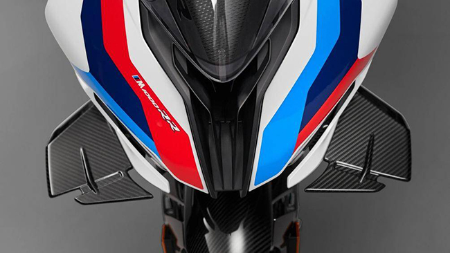 So với S 1000 RR, M 1000 RR được bổ sung cánh gió được làm từ sợi carbon, cặp mâm bằng carbon nhẹ hơn 1,67 kg so với cặp mâm nhôm trên S 1000 RR
