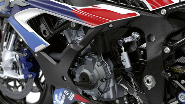 Tương tự S 1000 RR, M 1000 RR sử dụng động cơ 4 xy-lanh thẳng hàng, dung tích 999 cc với công nghệ ShiftCam
