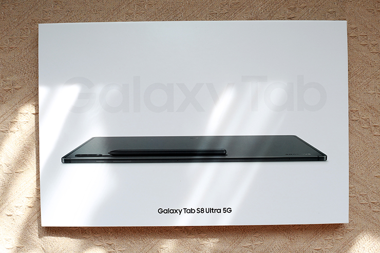Samsung vừa giới thiệu ra thị trường Việt Nam loạt máy tính bảng Galaxy Tab S8 series mới, trong đó Tab S8 Ultra có kích thước lớn và hiệu suất lớn hơn các phiên bản Tab S8 và Tab S8+.
