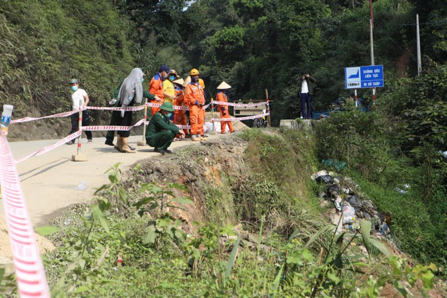 Ngay sau khi nhận được tin báo, Phòng Cảnh sát giao thông Công an tỉnh Hà Tĩnh, Công an huyện Hương Sơn phối hợp với các lực lượng chức năng đã tổ chức cứu hộ, cứu nạn, bảo vệ hiện trường và phân luồng giao thông.