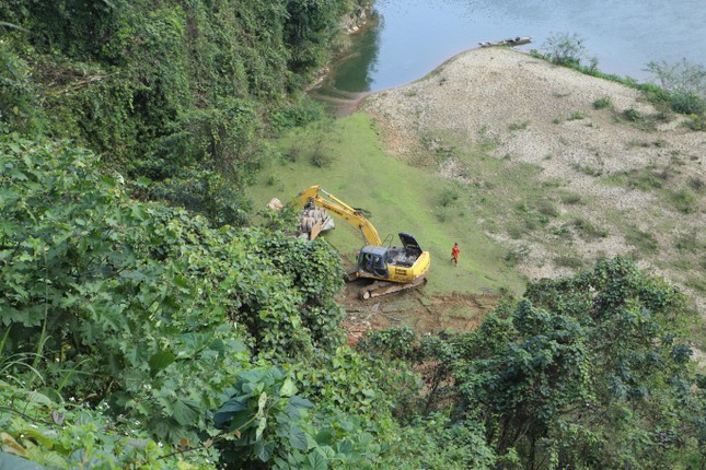 Ghi nhận của Tiền Phong vào chiều 18/2, lực lượng chức năng huy động máy cẩu đến để đưa chiếc xe đầu kéo lên. Đến 17h chiều cùng ngày chiếc xe đầu kéo mới được đưa lên.