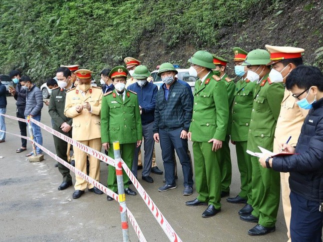 Lãnh đạo công an tỉnh, công an huyện Hương Sơn cùng Phòng Cảnh sát giao thông, Phòng Cảnh sát Phòng cháy chữa cháy và Cứu hộ cứu nạn phối hợp triển khai công tác cứu hộ cứu nạn.