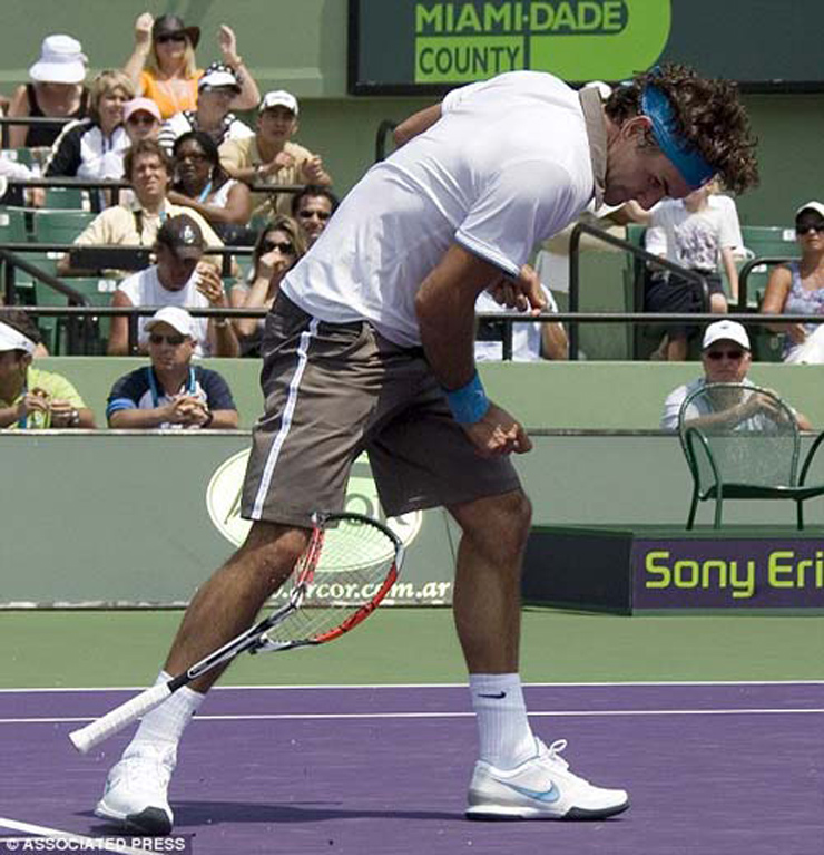 Federer đập vợt vào năm 2009, Tsitsipas mới đây ca ngợi anh là "GOAT đập vợt"