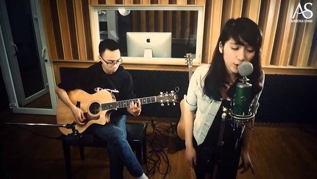 Những video cặp đôi phối hợp ăn ý, Tùng Acoustic đệm đàn cho Hòa Minzy hát từng được dân mạng yêu thích một thời.
