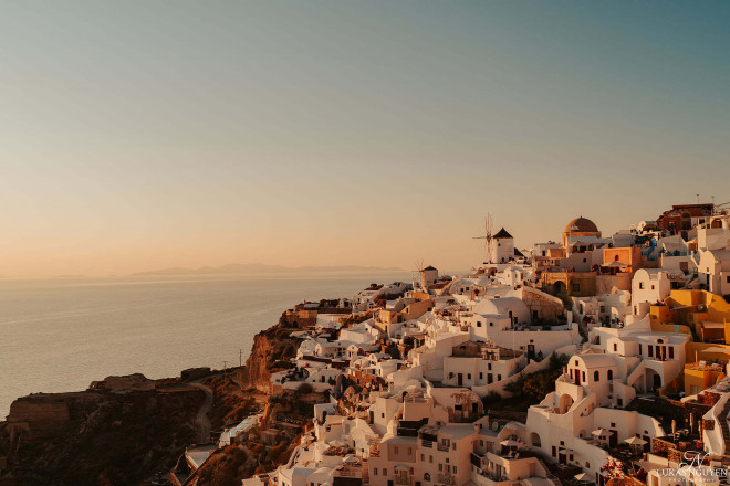 Thời gian đẹp để đến với Santorini là từ tháng 4 đến tháng 10 hàng năm. Du khách tới đây không nên bỏ qua chiều hoàng hôn trên đảo