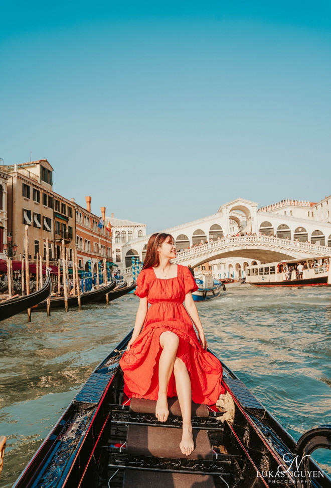 Venice là thương cảng khổng lồ hình thành từ hơn 118 đảo, 175 kênh đào, nối với nhau bởi 444 cây cầu. Quần đảo là nơi trú ngụ của hơn 260.000 dân, trong khi diện tích chỉ khoảng 414 km2