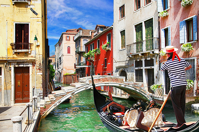 Venice, Italia: Là vùng đất của vô số lễ hội như lễ hội hóa trang Venice, lễ hội Riviera diễn ra hằng năm dọc theo bờ sông Brenta, lễ hội của Madonna dell'Angelo được tổ chức ở Caorle, lễ hội điêu khắc cát quốc tế ở Jesolo...Venice sẽ khiến bạn kinh ngạc và có những trải nghiệm đầy thú vị. 
