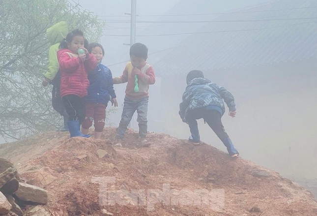 Nhịp sống bình yên, dung dị của các em bé Hà Nhì trong thời tiết khắc nghiệt, giá buốt.