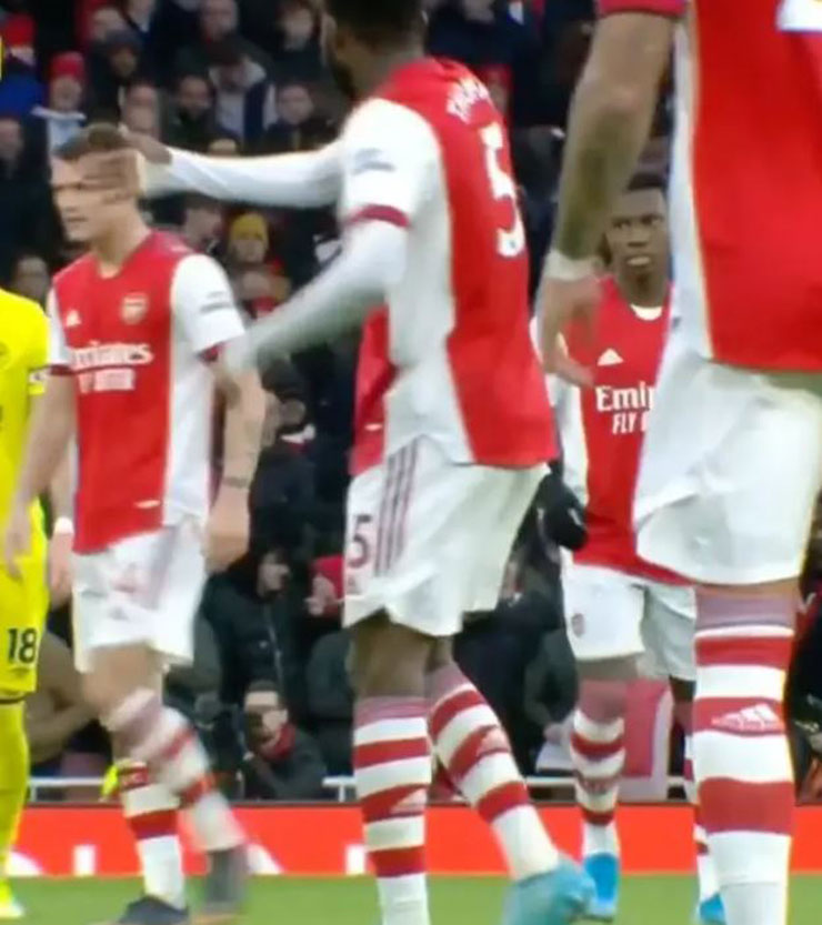 Xhaka giận dỗi không thèm đeo băng đội trưởng Arsenal dù được Nketiah đem trao tận nơi