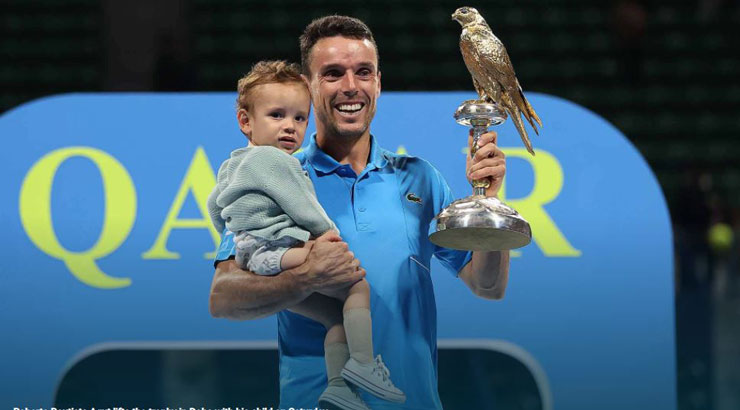 Bautista Agut ăn mừng chức vô địch thứ 2 tại giải Qatar Open bên đứa con của mình