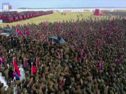 Thế giới - Video: &quot;Biển người&quot; vây quanh xe chở Chủ tịch Triều Tiên Kim Jong Un