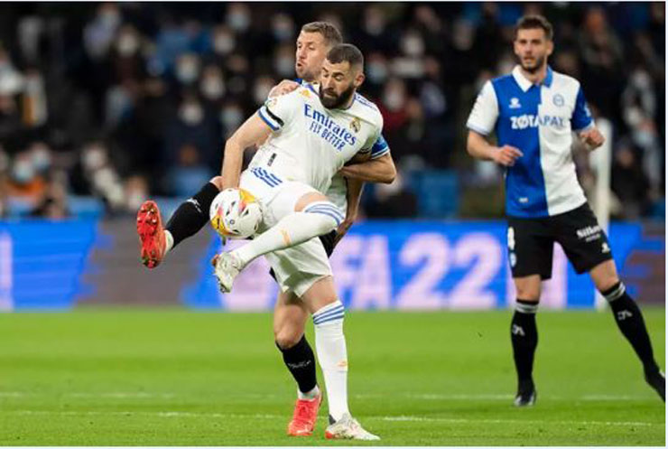 Karim Benzema bị Florian Lejeune theo sát