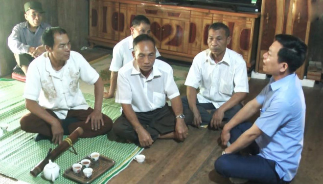 Anh em, họ hàng, bà con lối xóm đến chia vui cùng gia đình bà Ọm