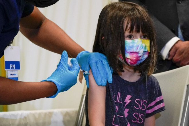 Y tá tiêm vắc-xin Pfizer-BioNTech COVID-19 cho trẻ em ngày 8/11/2021, tại New York. Ảnh: MARY ALTAFFER/AP