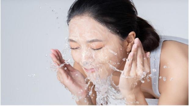 Rửa mặt hai lần là một phần không thể thiếu trong thói quen chăm sóc da của người Hàn Quốc.