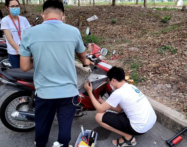 Các bạn trẻ nhiệt tình hỗ trợ sửa chữa cho các bạn sinh viên tại Ký túc xá Đại học Quốc gia TPHCM (khu B) - Ảnh: NVCC