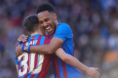 Aubameyang “mở hàng” ở Barca với hat-trick, Xavi xác lập chuỗi trận săn bàn ấn tượng