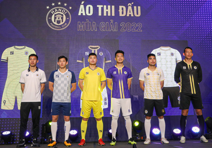 Hùng Dũng (ngoài cùng bên trái) trong buổi lễ ra mắt các nhà tài trợ Hà Nội FC, sáng 21/1 tại Hà Nội