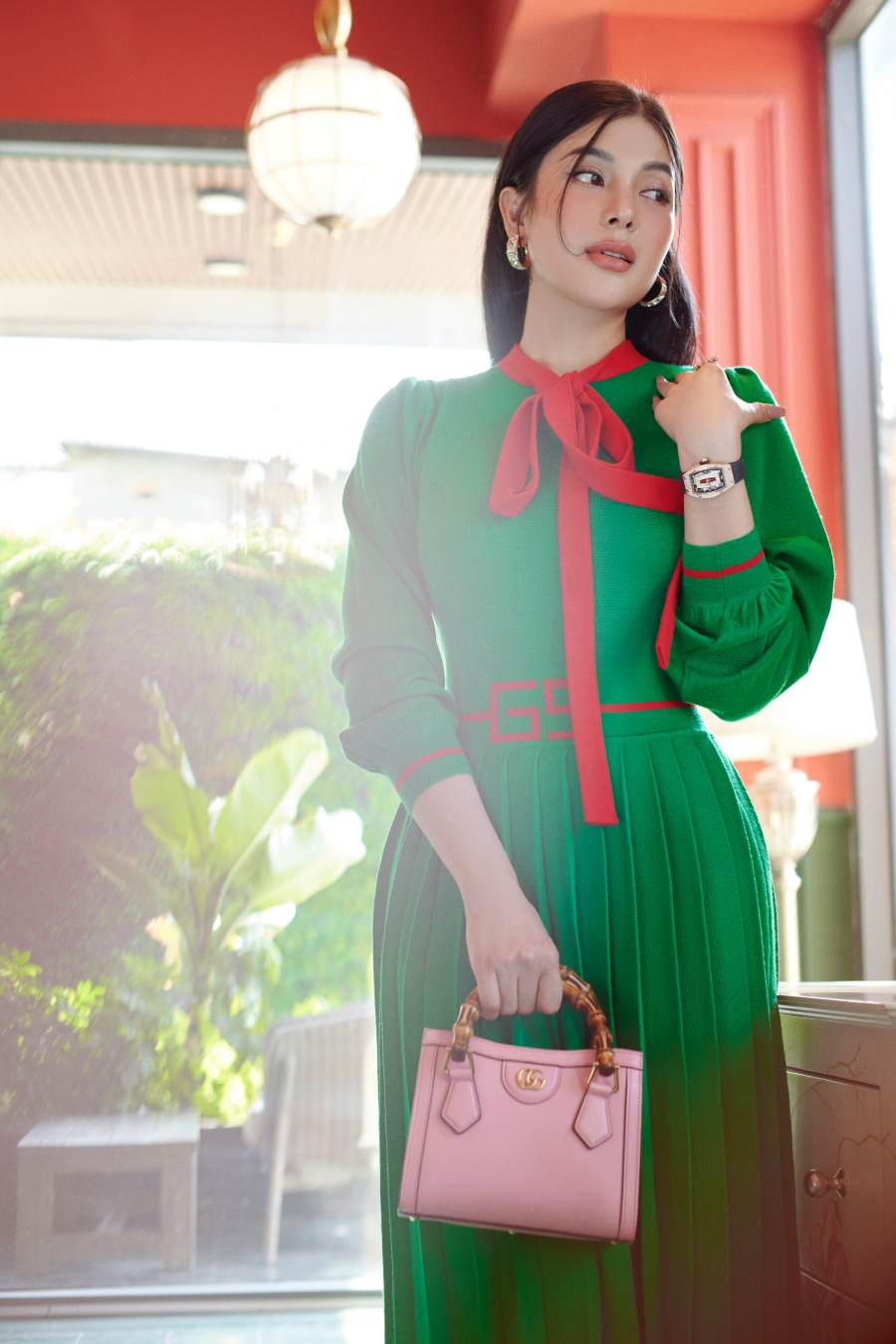 Nhắc tới Gucci không thể thiếu những thiết kế mang tính đặc trưng như chi tiết thắt nơ cổ. Lily Chen chọn mặc chiếc váy màu xanh dáng dài cho outfit thứ 3. Quy tắc mix đồ không quá 3 màu trên một outfit được cô ứng dụng hiệu quả. Bởi với những tín đồ thời trang yêu sắc màu, nếu kết hợp quá nhiều sẽ khiến trang phục bị rối rắm và khó cảm thụ.